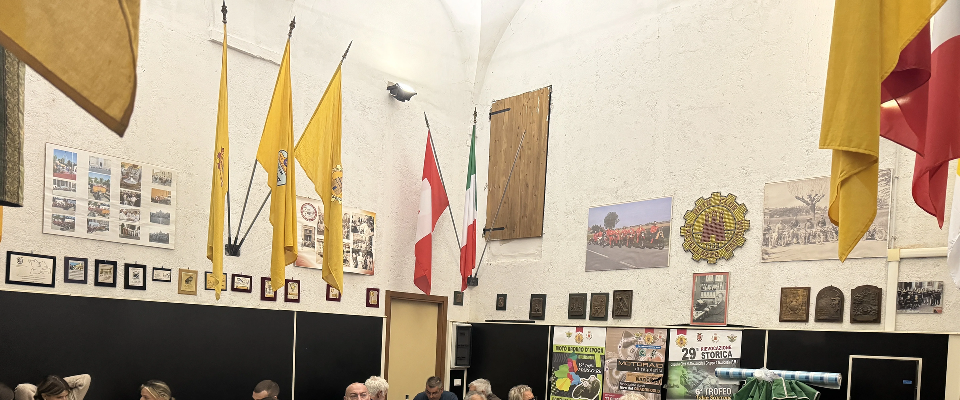 Sede del Moto Club - Bandiere delle sezioni estere